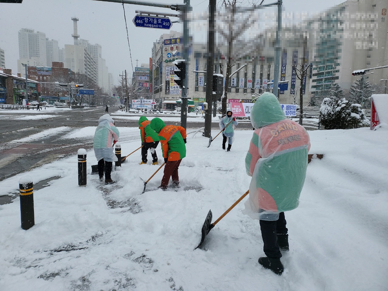 안산시 성포동 자율방재단, 설 연휴 중 제설작업 신속 추진