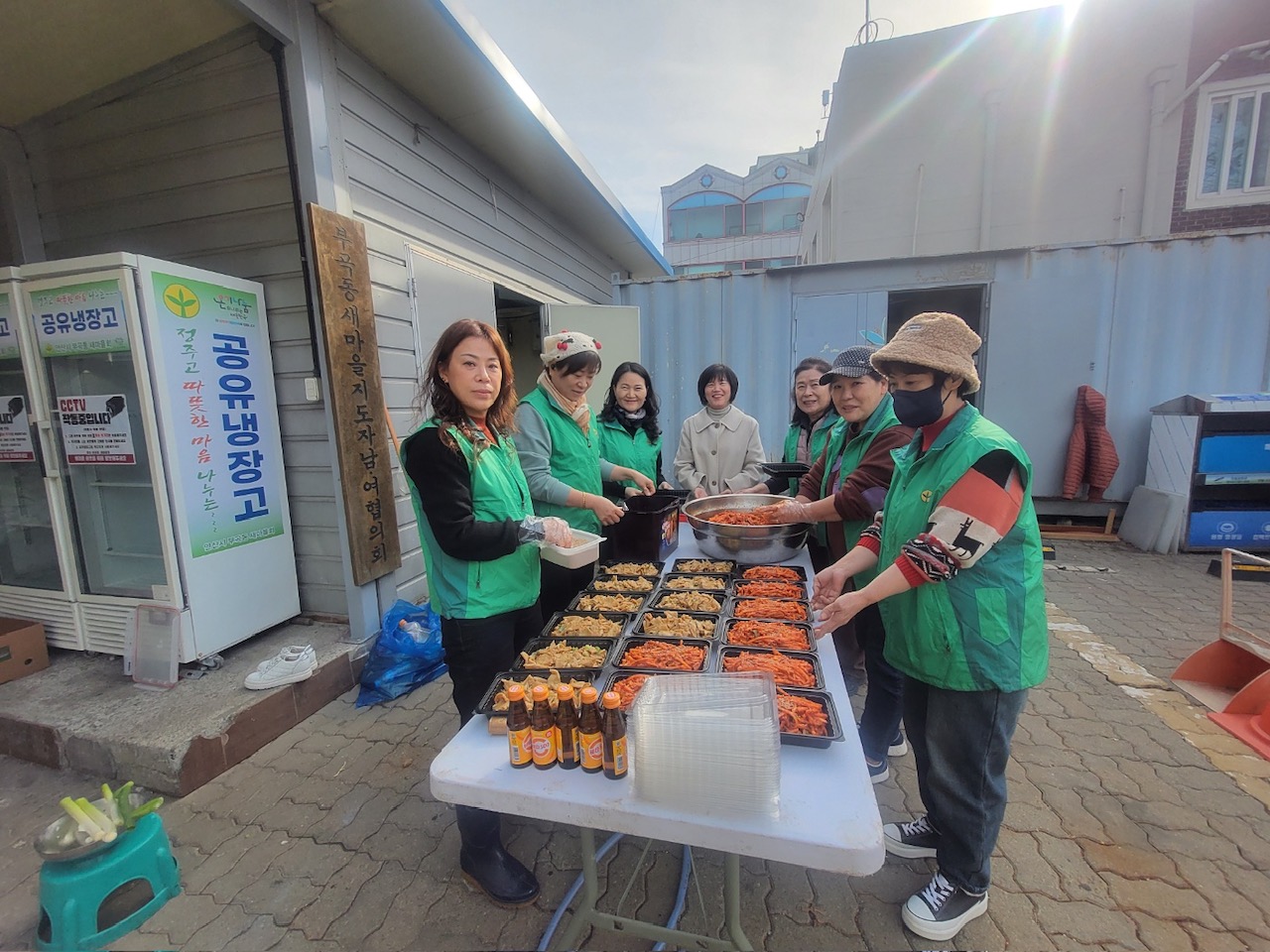 안산시 부곡동 새마을부녀회, 공유냉장고 음식 채워 이웃사랑 실천