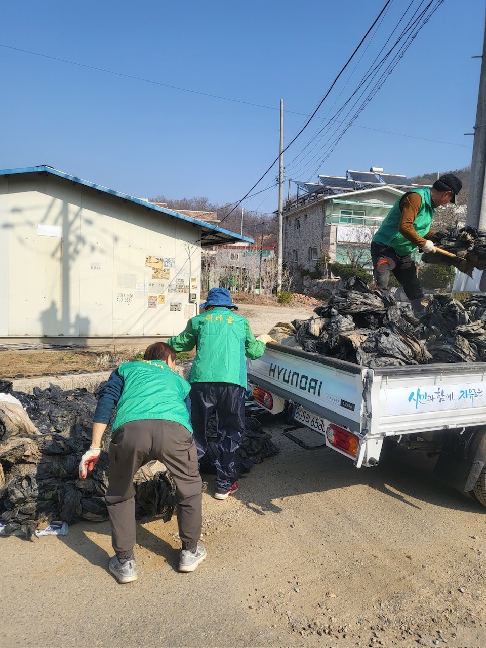 안산시 안산동 새마을지도자회, 봄맞이 영농폐비닐 집중 수거