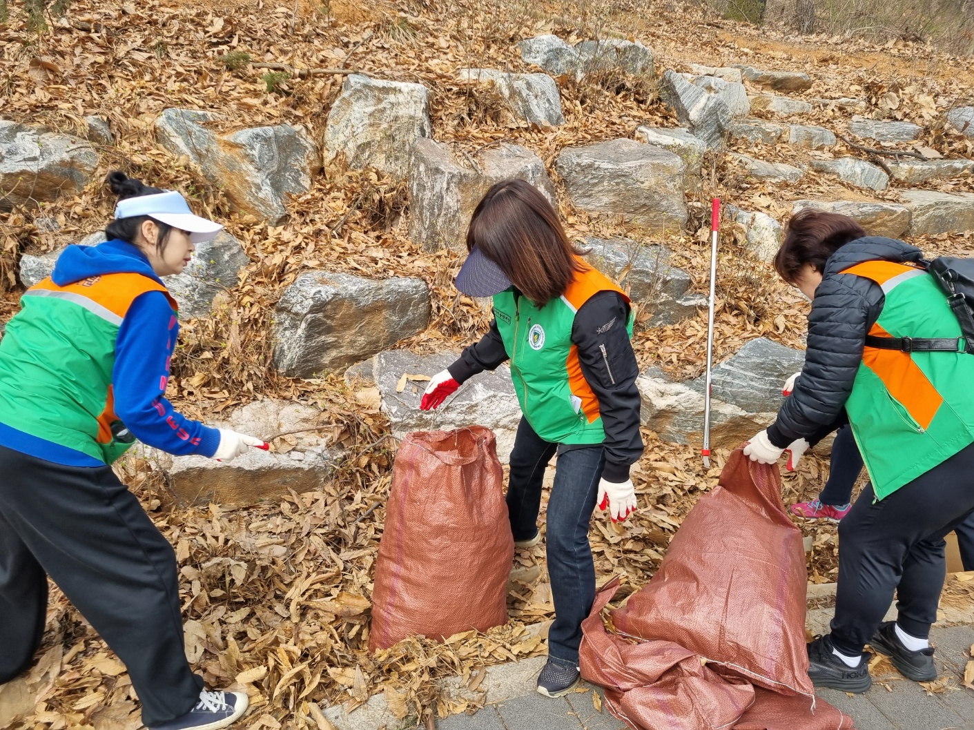 안산시 이동 자율방재단, 봄맞이 이동 구룡공원 둘레길 살펴