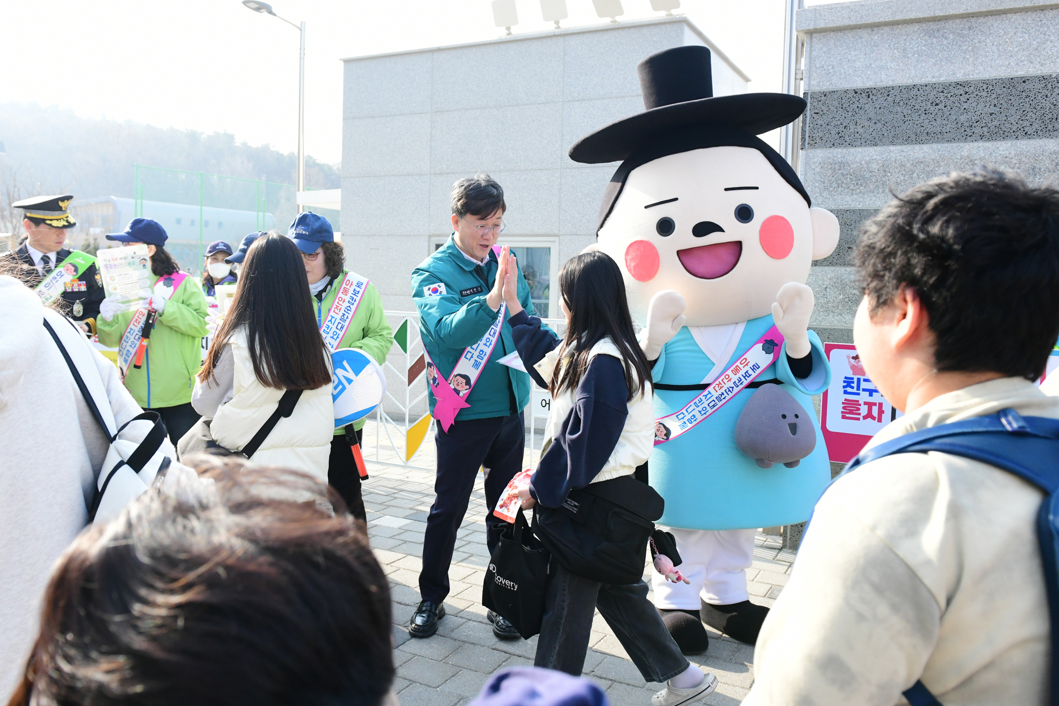 이민근 안산시장, 로보캅순찰대와‘안전 등굣길’캠페인 펼쳐