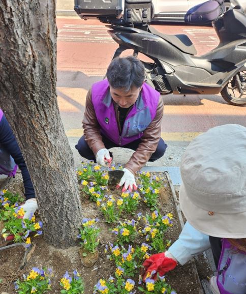 안산시 이동 통장협의회, 봄맞이 봄꽃 식재 및 환경정화 활동