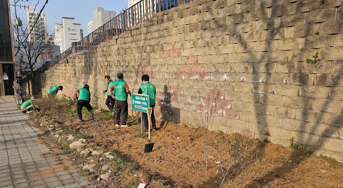 안산시 안산동 새마을회, 식목일 맞이 나무 식재 및 봄꽃 씨앗 뿌려