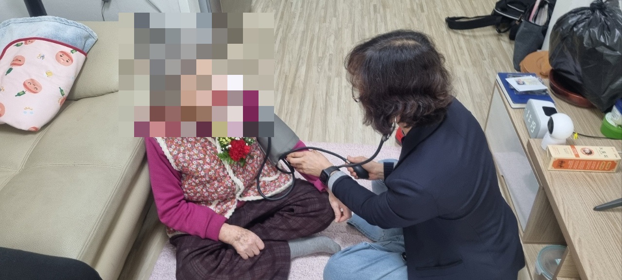 안산시 상록수보건소, 어버이날 맞아 독거 어르신에 카네이션 전달