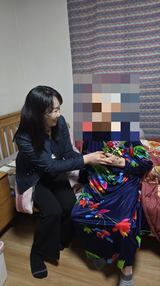 안산시 상록수보건소, 어버이날 맞아 독거 어르신에 카네이션 전달