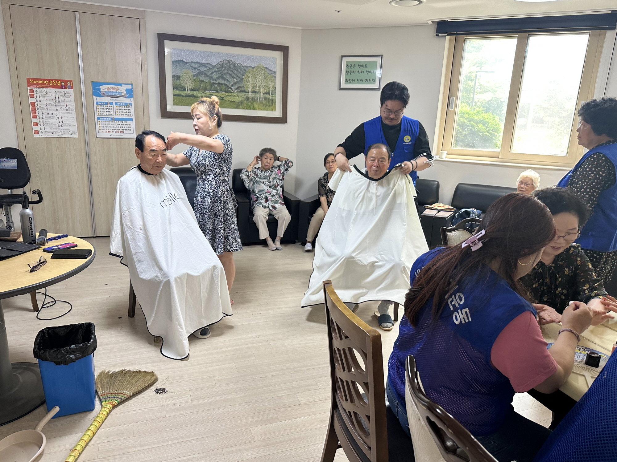 안산시 성포동 바르게살기위원회, 경로당 이미용 재능기부 및 국수 나눔