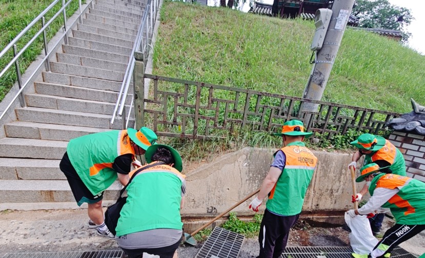 안산시 일동 지역자율방재단, 여름철 침수대비 빗물받이 정비