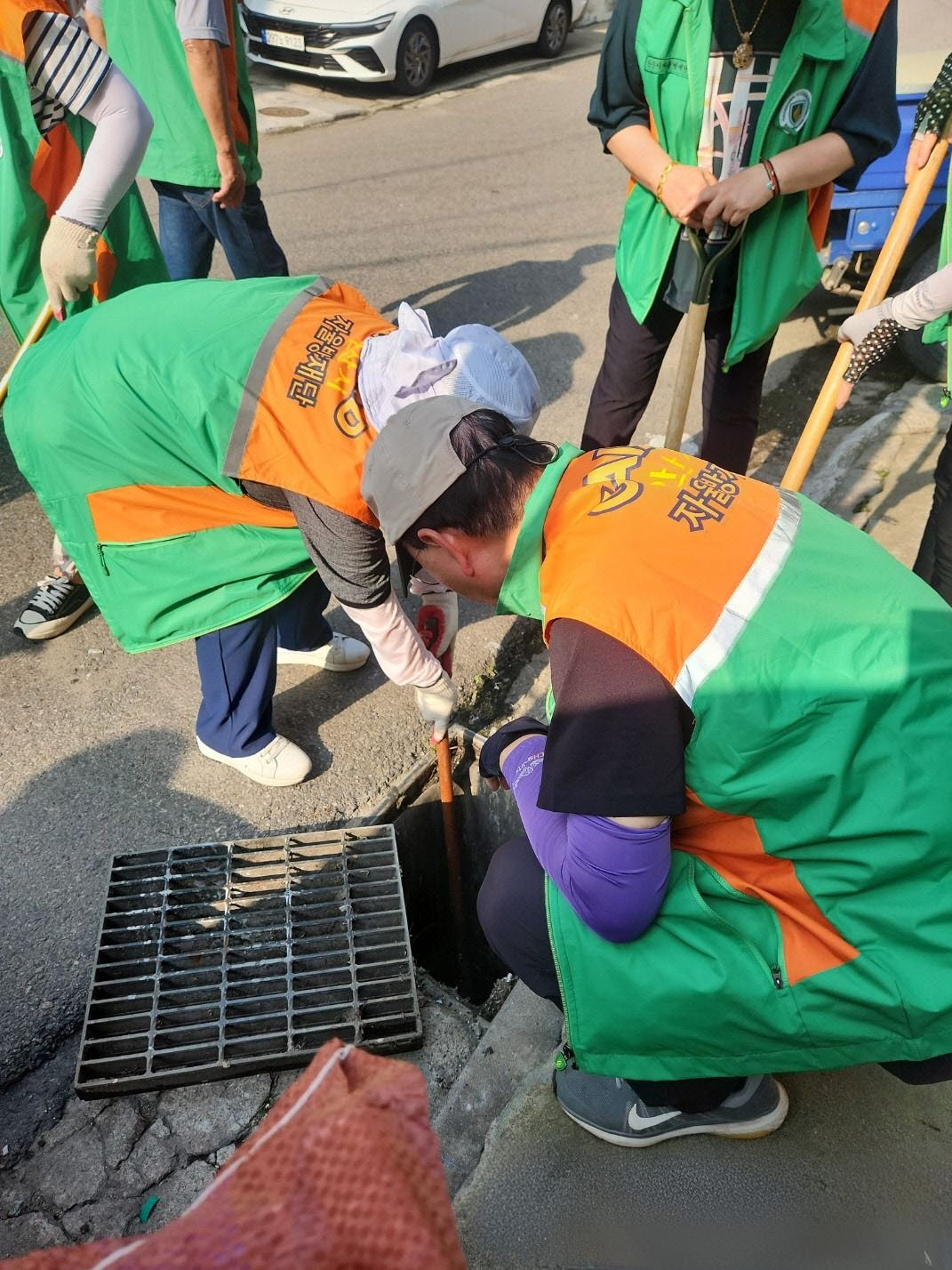안산시 사이동 지역자율방재단, 장마철 침수 대비 빗물받이 정비활동
