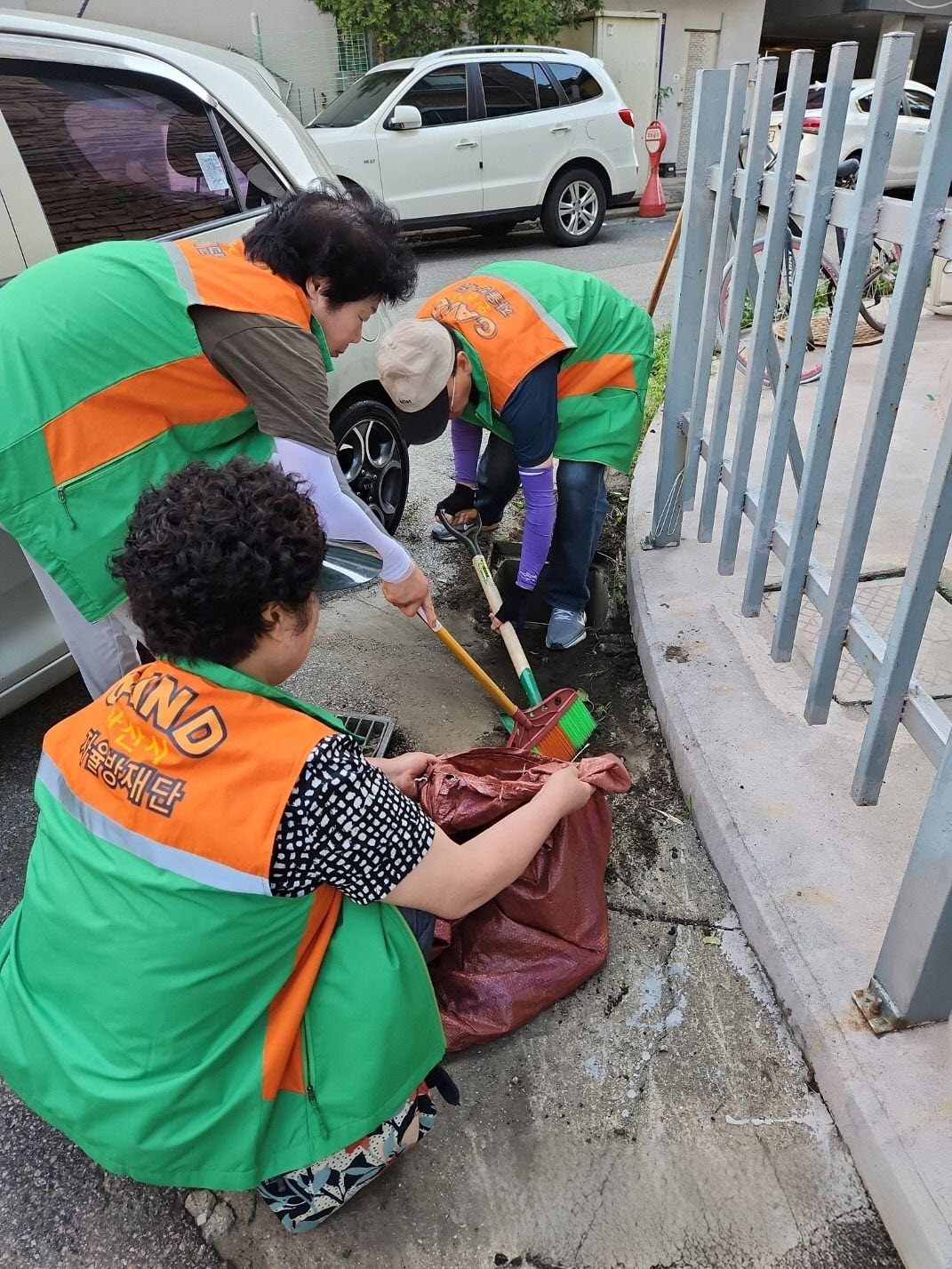 안산시 사이동 지역자율방재단, 장마철 침수 대비 빗물받이 정비활동