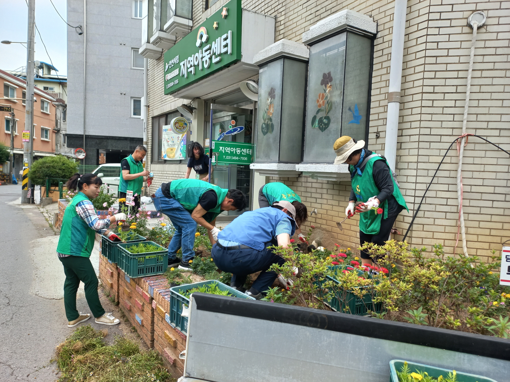 안산시 원곡동 새마을회, 관내 아동교육기관과 여름꽃 심기 활동