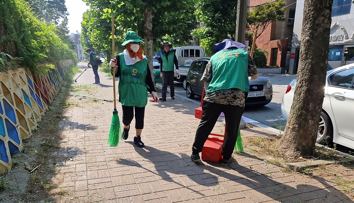 ㅂ안산시 원곡동 새마을회, 여름 뙤약볕 속 풀깎기 ‘비지땀’