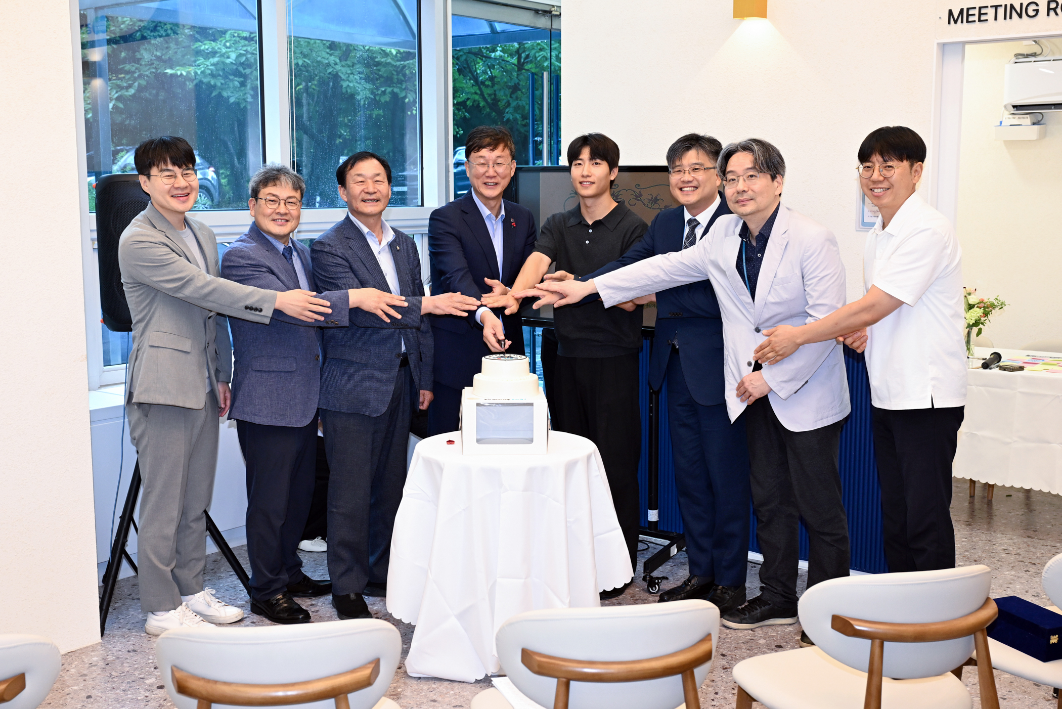 이민근 안산시장, 어르신 일자리 휴(休)카페 2호점 개소 축하