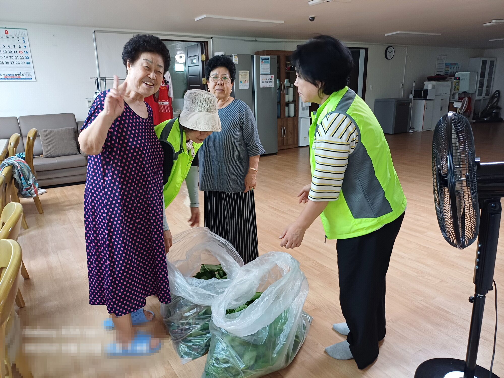 안산시 성포동 지역사회보장협의체, 경로당에 신선 채소 전달