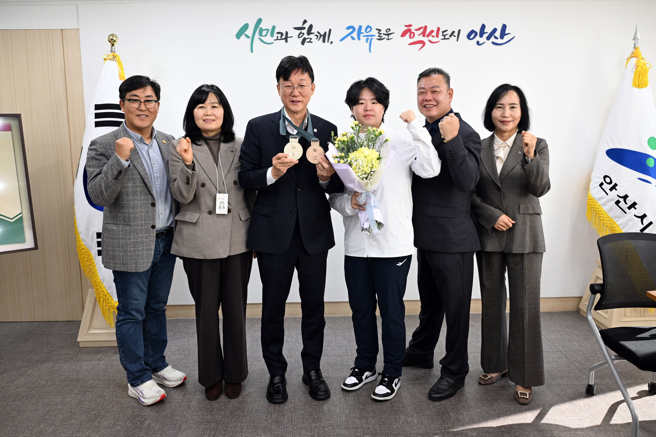 안산시, 데플림픽 5회 연속 메달 홍은미 선수 봉납식 열고 격려