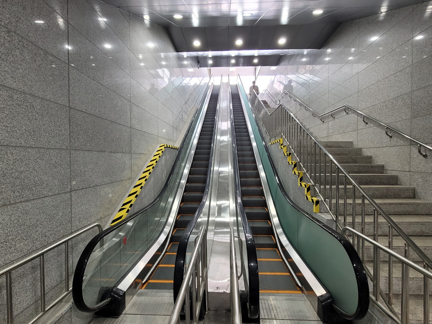 안산시, 중앙역·초지역 지하보도 에스컬레이터 개통…시민 편의 ↑