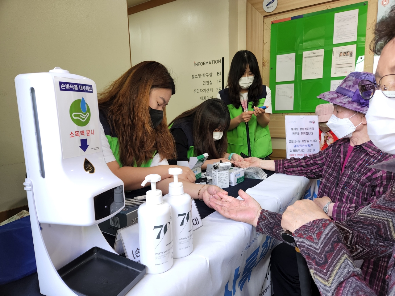 상록희망의료복지단, 월피동 취약계층 어르신에 의료키트 전달