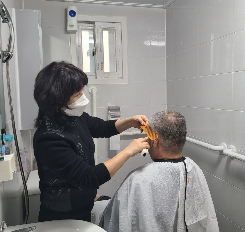 안산시 선부2동 지역사회보장협의체, 찾아가는 가위손 미용 봉사