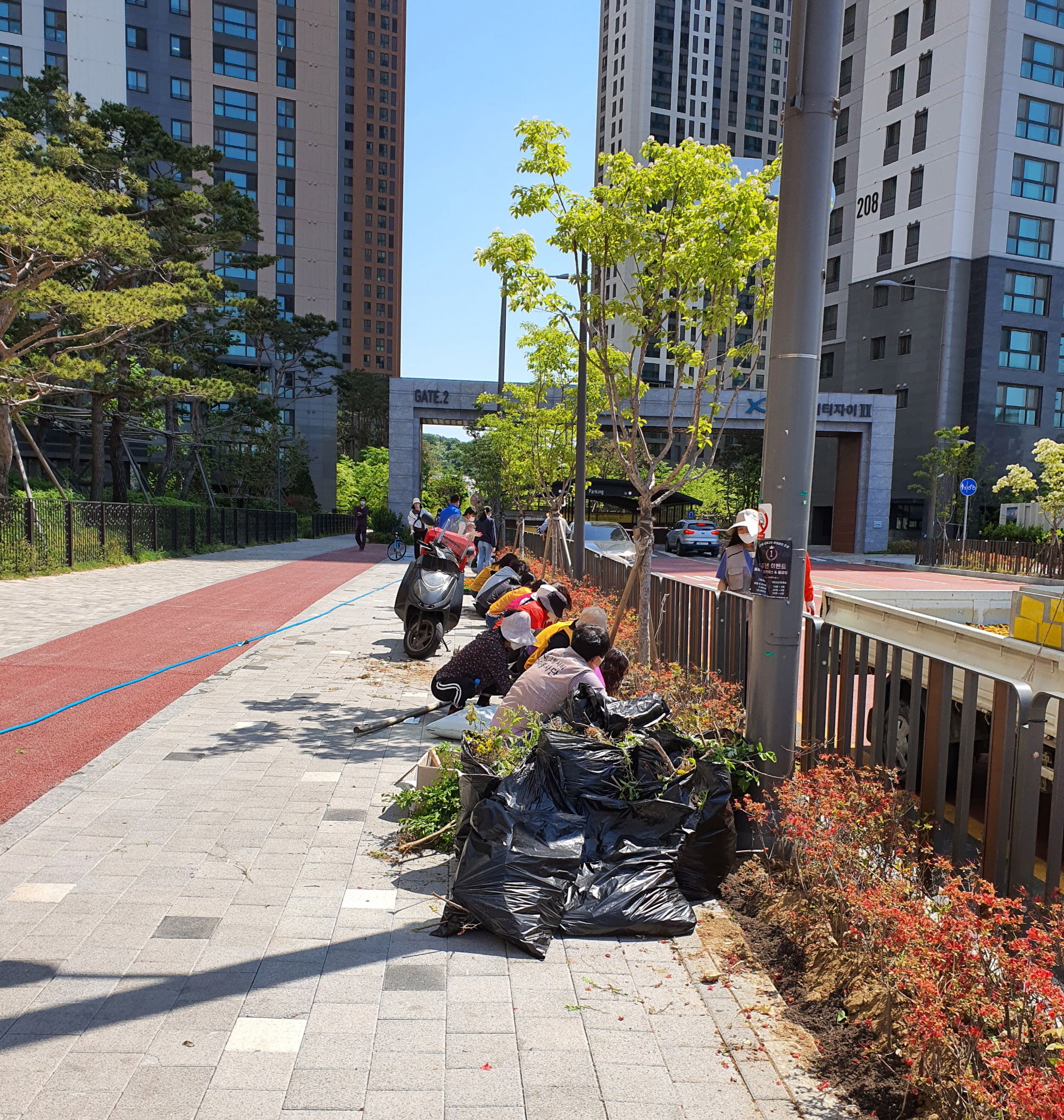 해양동 그랑시티자이 봉사단, 산책로 꽃 심기 행사