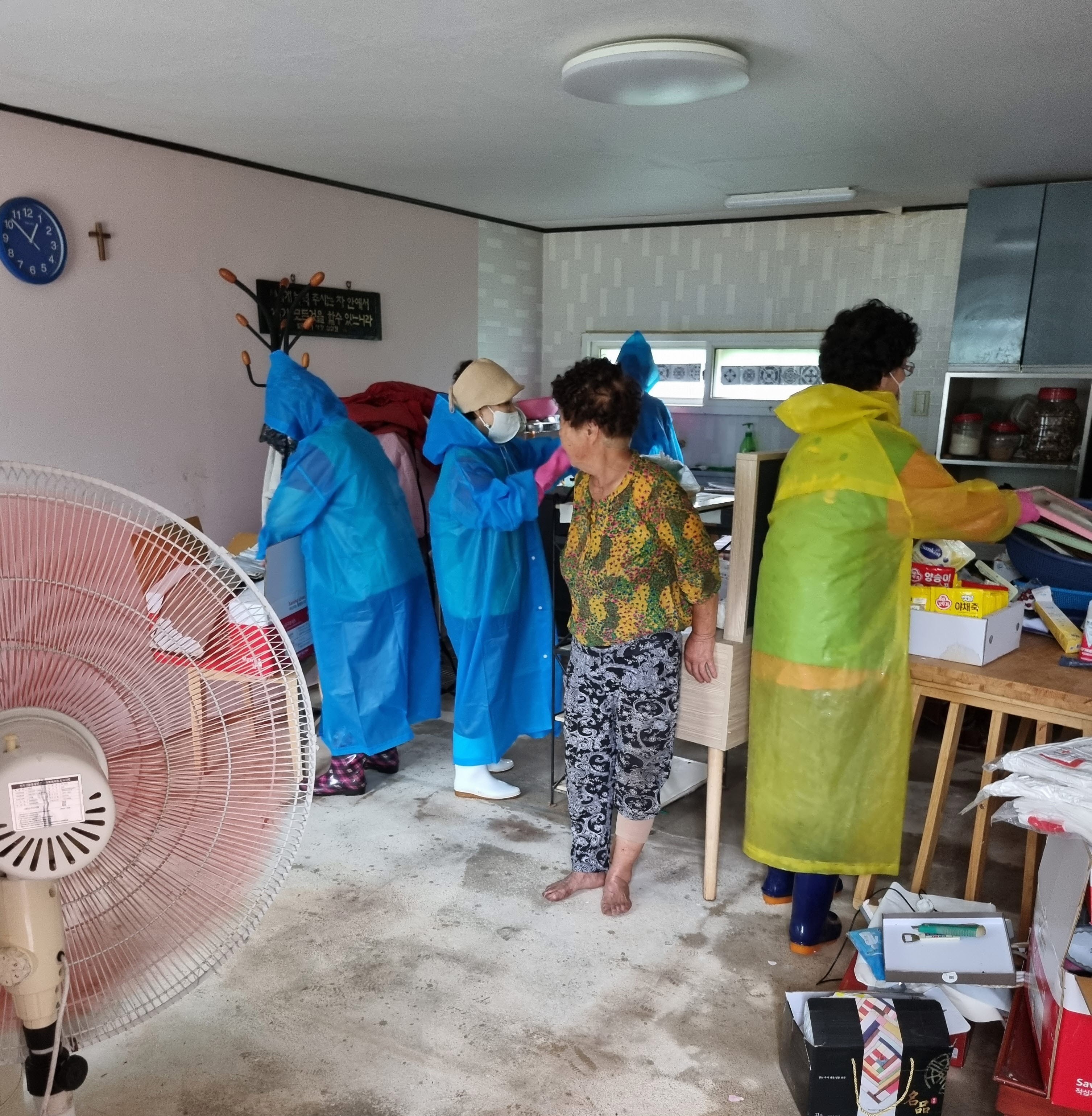 안산시 대부동 새마을부녀회, 침수주택 피해 복구 활동