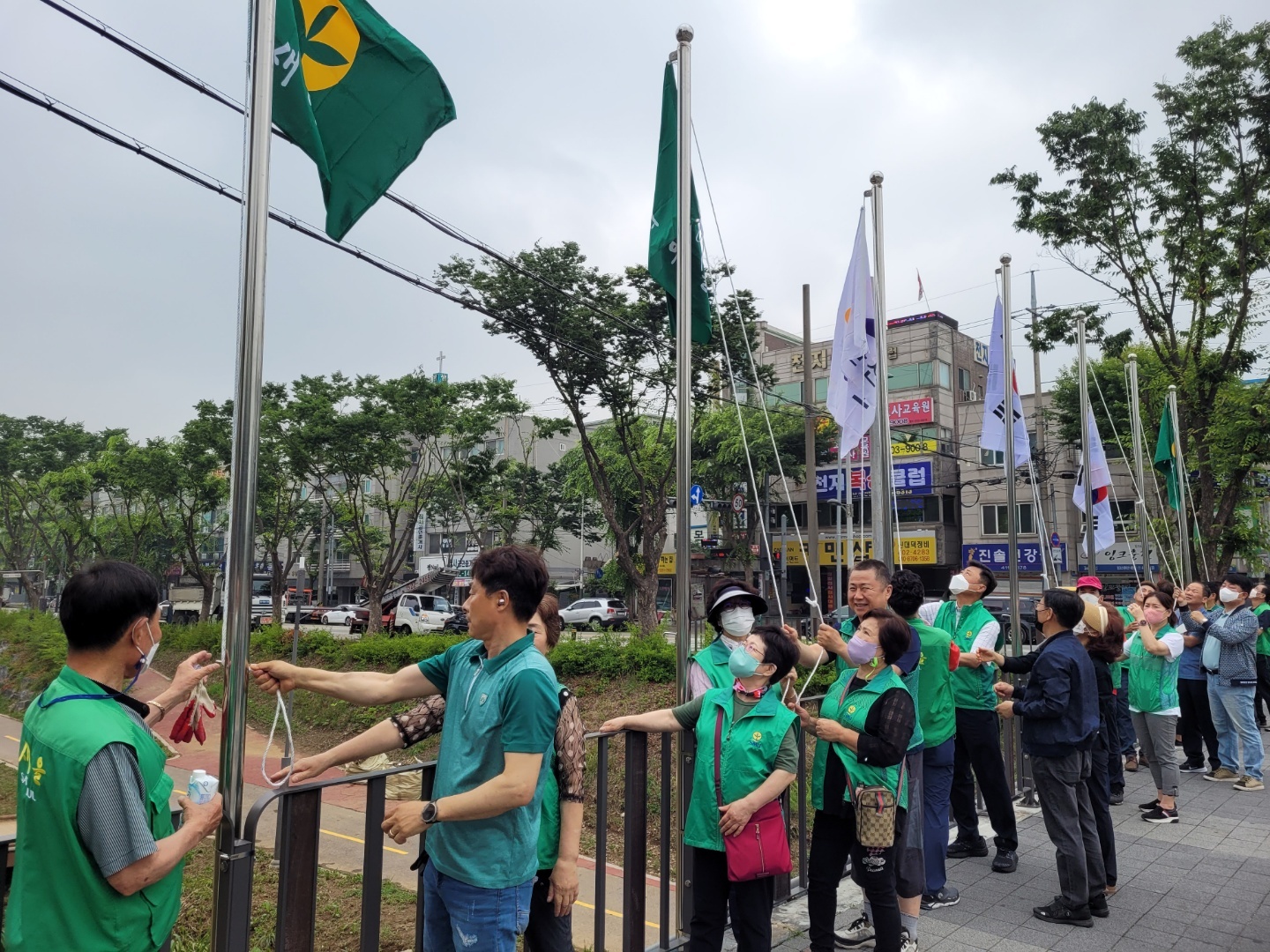 안산시 와동 새마을회, 화정5교에 태극기∙새마을기 설치