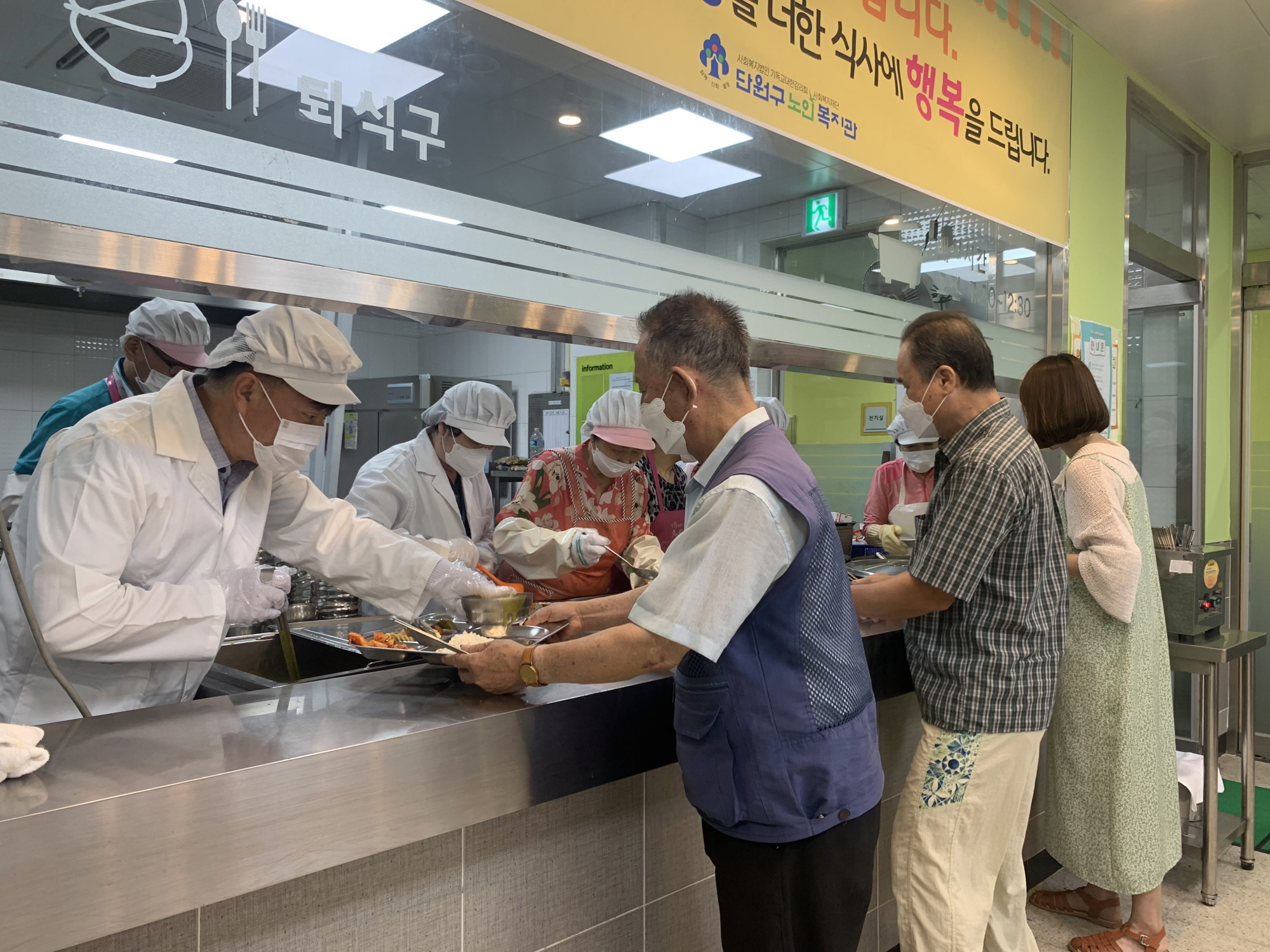 박근호 단원구청장, 취임 첫 공식일정으로 노인복지관 무료급식소 배식 봉사