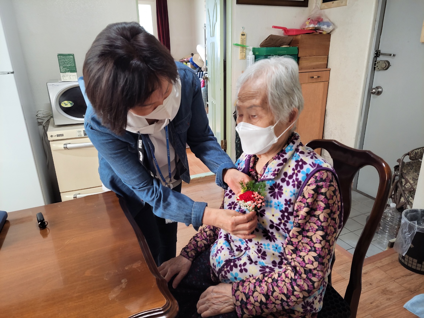 안산시 상록수보건소, 독거 어르신 가슴에 카네이션 달아드려