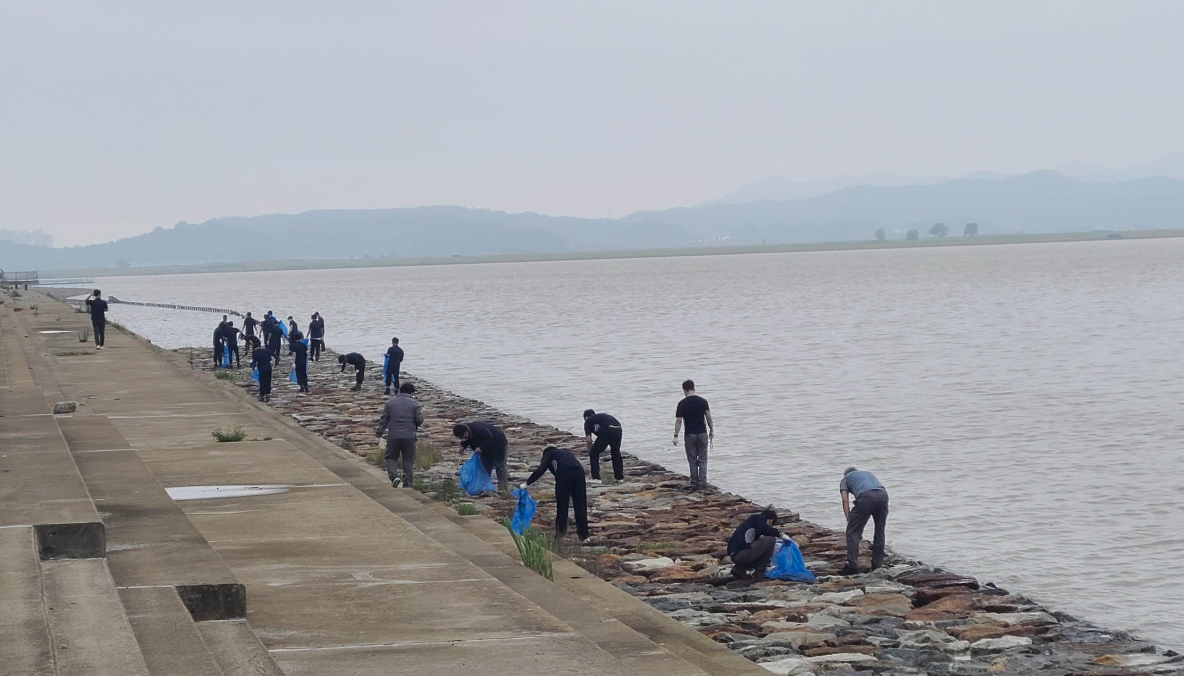 안산시, 시화호 수변 환경정화 활동 펼쳐