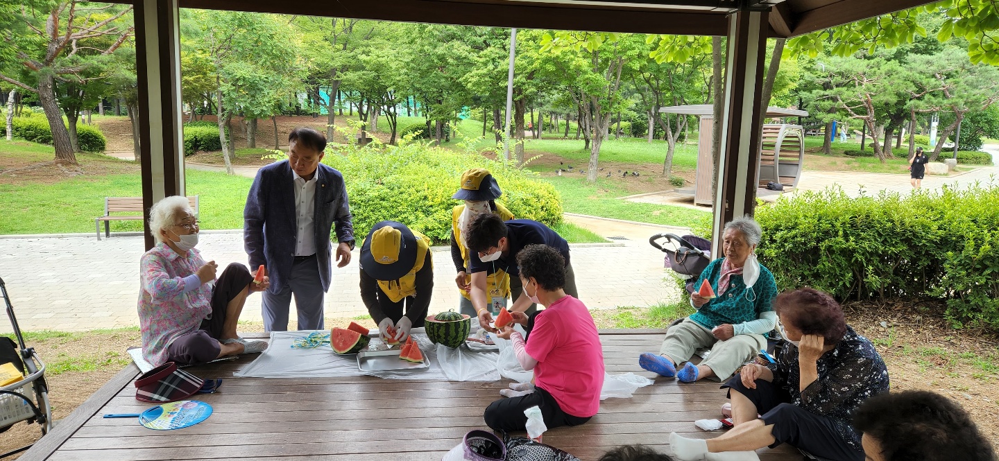 안산시 안산제일신협 본점, 일동 어르신들께 수박 나눔