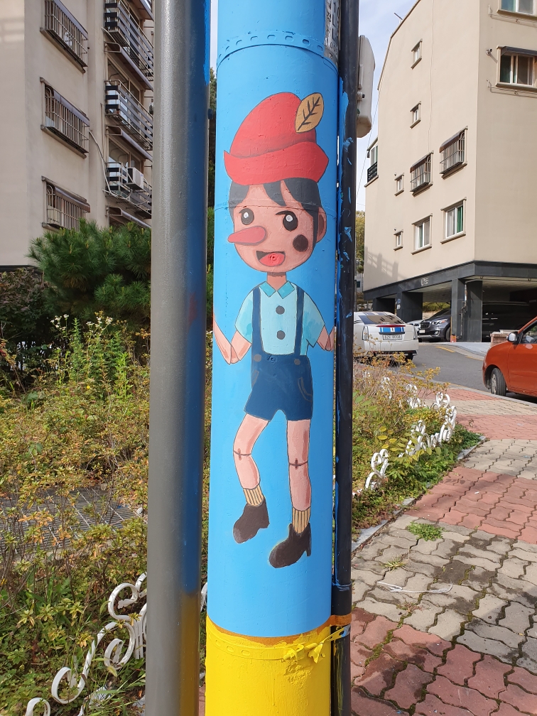 불법 광고물로 덮인 전봇대 ‘예쁜 동화이야기’로 변신