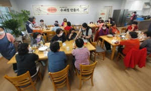 안산시 백운동 주민자치회, 어르신 여가에 달콤함을 더하다