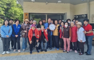 안산시 사동 직능단체, 관내 경로당에 효심 담은 떡 전달