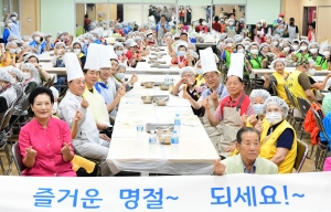 안산시자원봉사센터, 추석 맞아 단원구노인복지관과 함께 송편·전 나눔 행사 