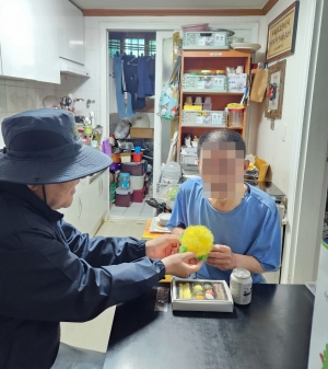 안산시 와동 행복마을관리소, 어버이날 손수 만든 카네이션 전달