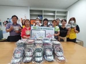 안산시 본오1동 행복마을관리소, ‘치매 극복의 날’기념 냄비받침 나눔