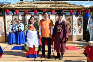 안산시, 김홍도문화제서 시민 3쌍 전통 혼례 올려“결혼 장려”