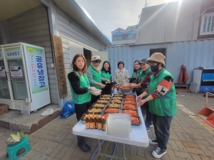 안산시 부곡동 새마을부녀회, 공유냉장고 음식 채워 이웃사랑 실천
