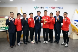 안산시, 전국생활체육대축전 축구 60대 부 우승 메달 봉납식 열어