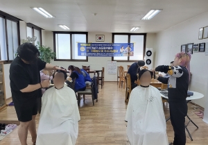 안산시 성포동 바르게살기위원회, 경로당 이미용 재능기부 및 국수 나눔