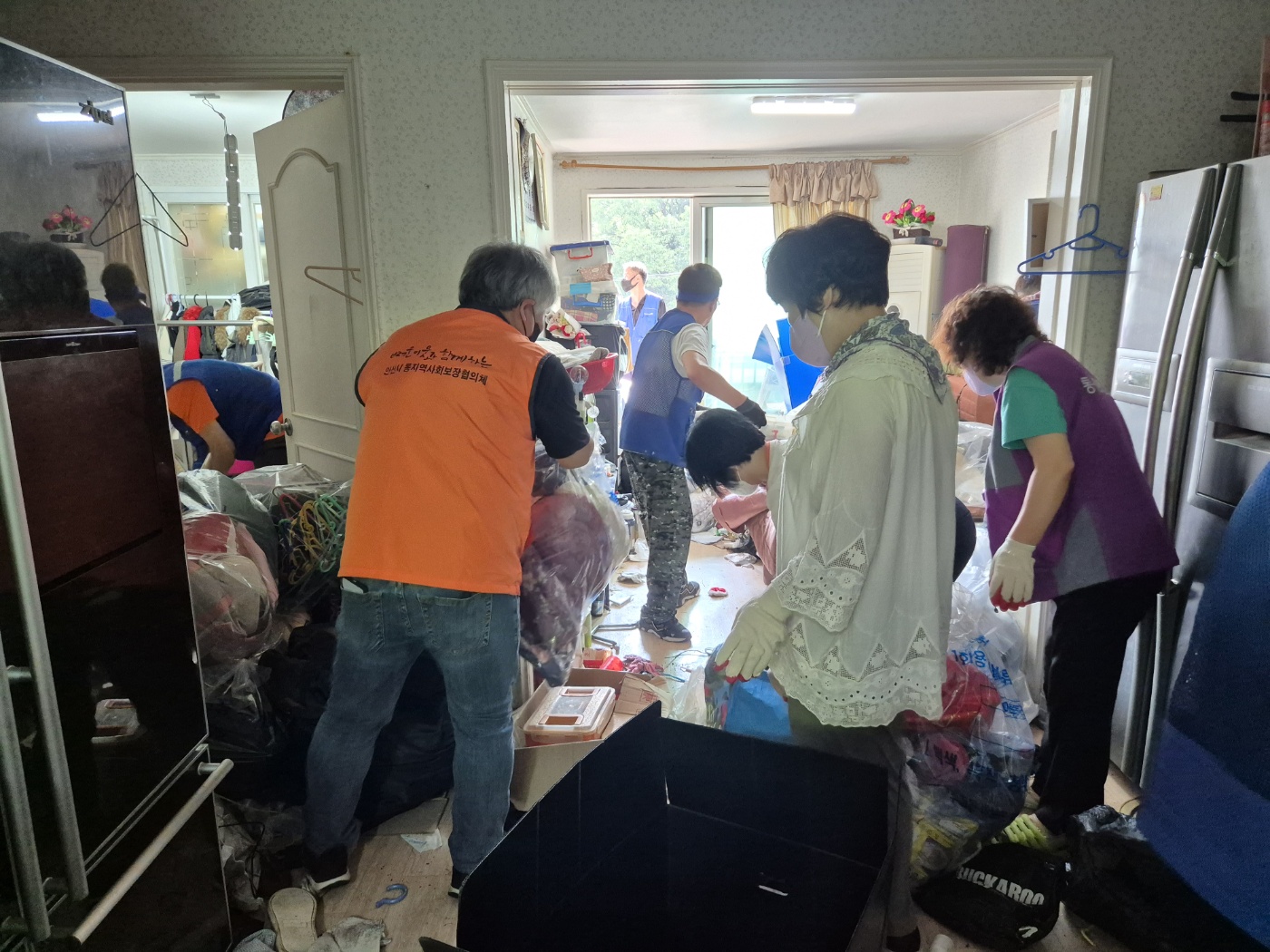 안산시 선부2동 직능단체, 저장강박 의심가구 청소 및 방역 지원