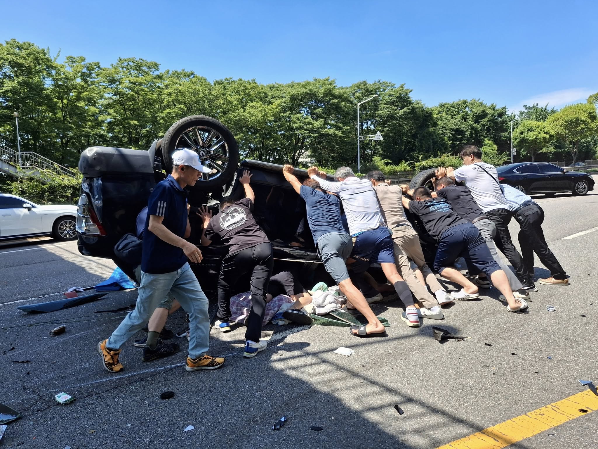 안산시, 차량 전복 사고 일가족 4명 구한 시민 2명에 표창 수여