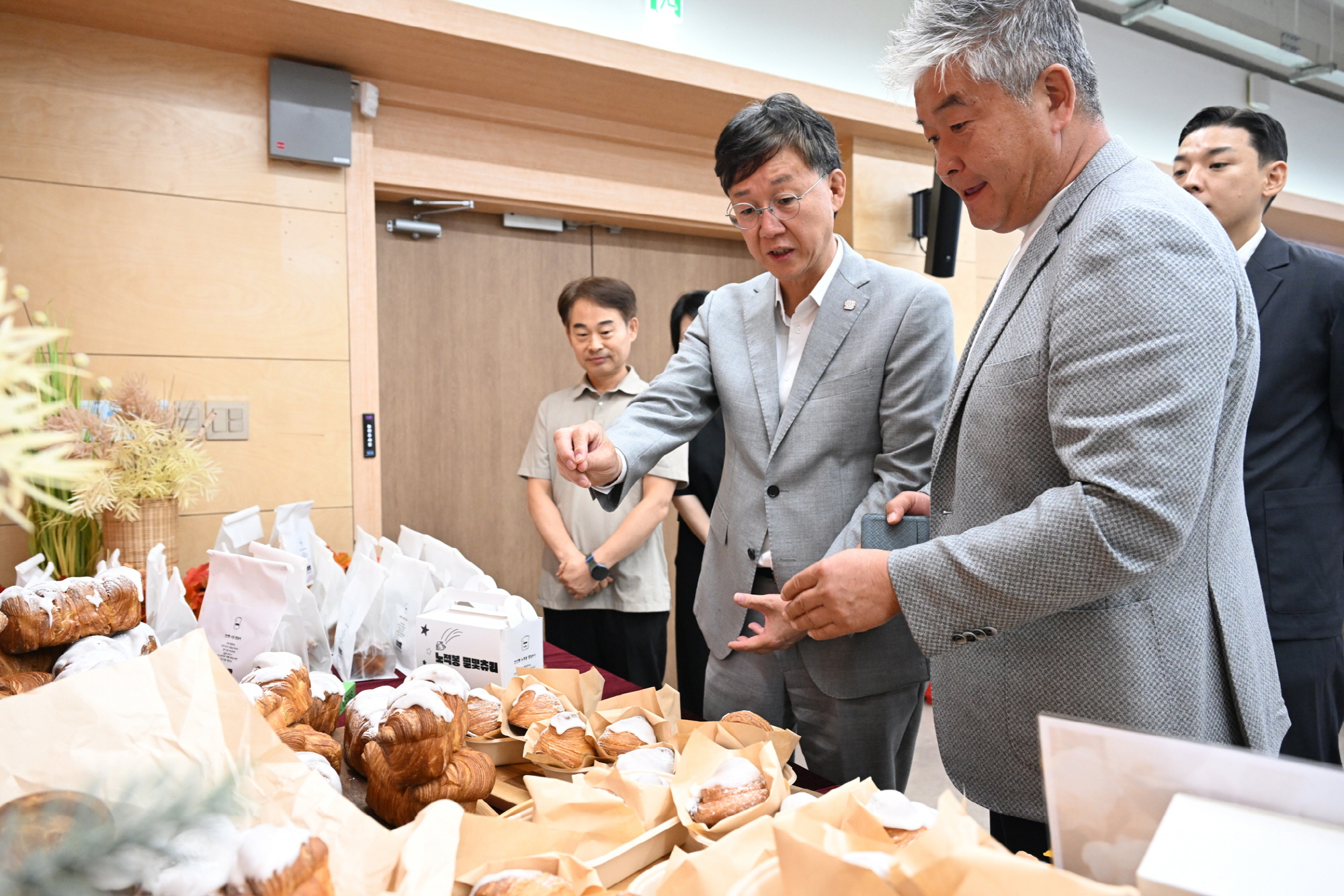 안산시, 브랜드 빵‘노적봉 별빛츄리’첫선… 현판 전달식 진행