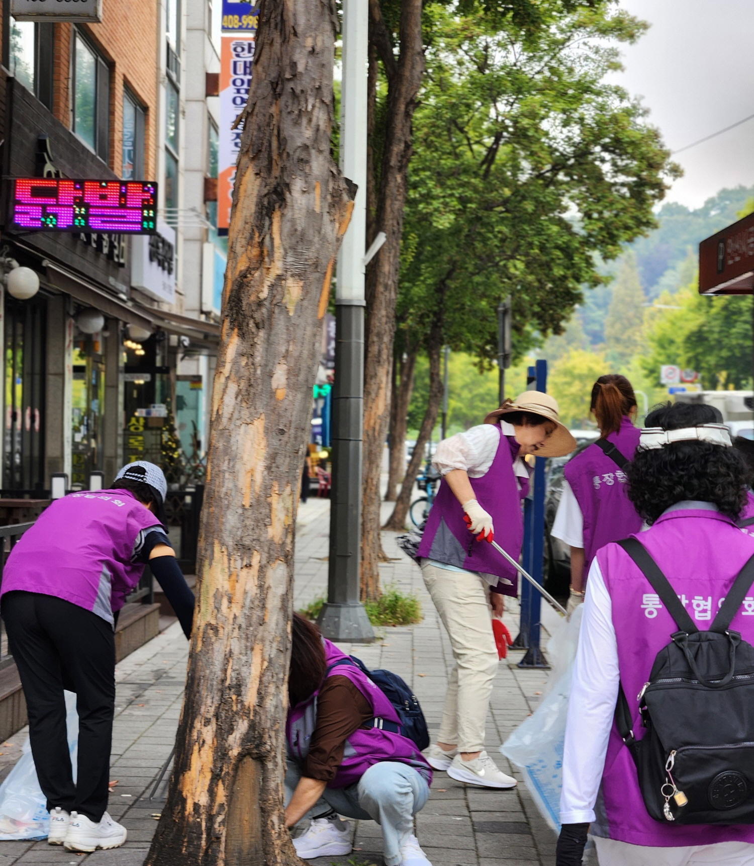 안산시 이동, 직능단체·한대앞역 상인들과 환경정화활동 나서