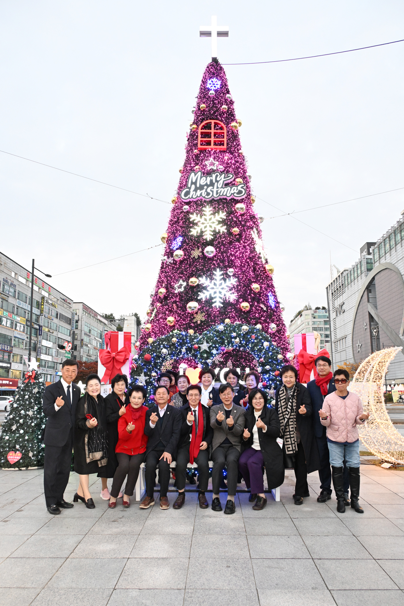 안산시, 문화광장서 성탄트리 점등… 시민과 함께 따뜻한 불 밝혀