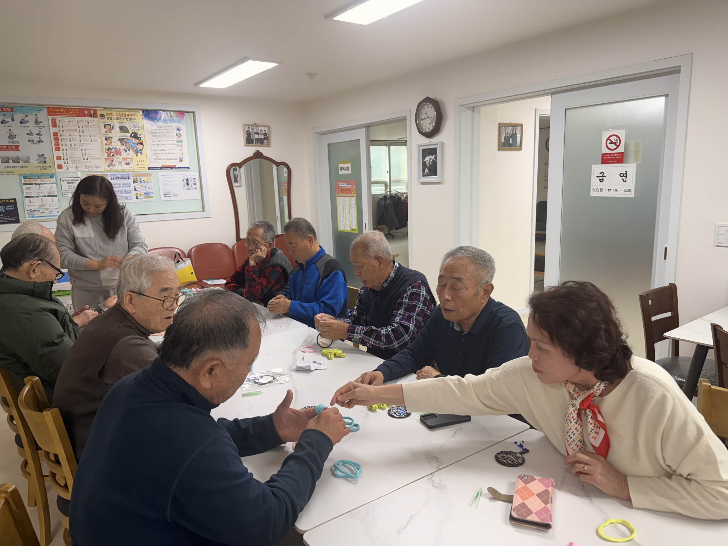 소소한 일상에서 안전지킴이, 해양동 경로당서 자개거울 만들기·건강체조 봉사