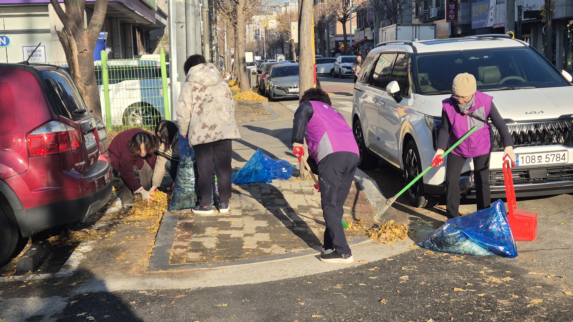 안산시 이동 통장협의회, 겨울맞이 낙엽 제거 활동