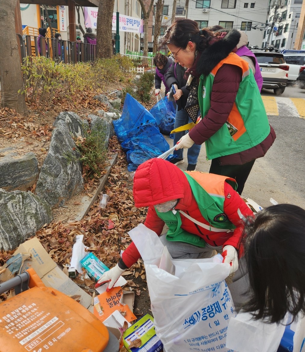 안산시 본오3동 통장협의회, 동절기 대비 빗물받이 일제 정비