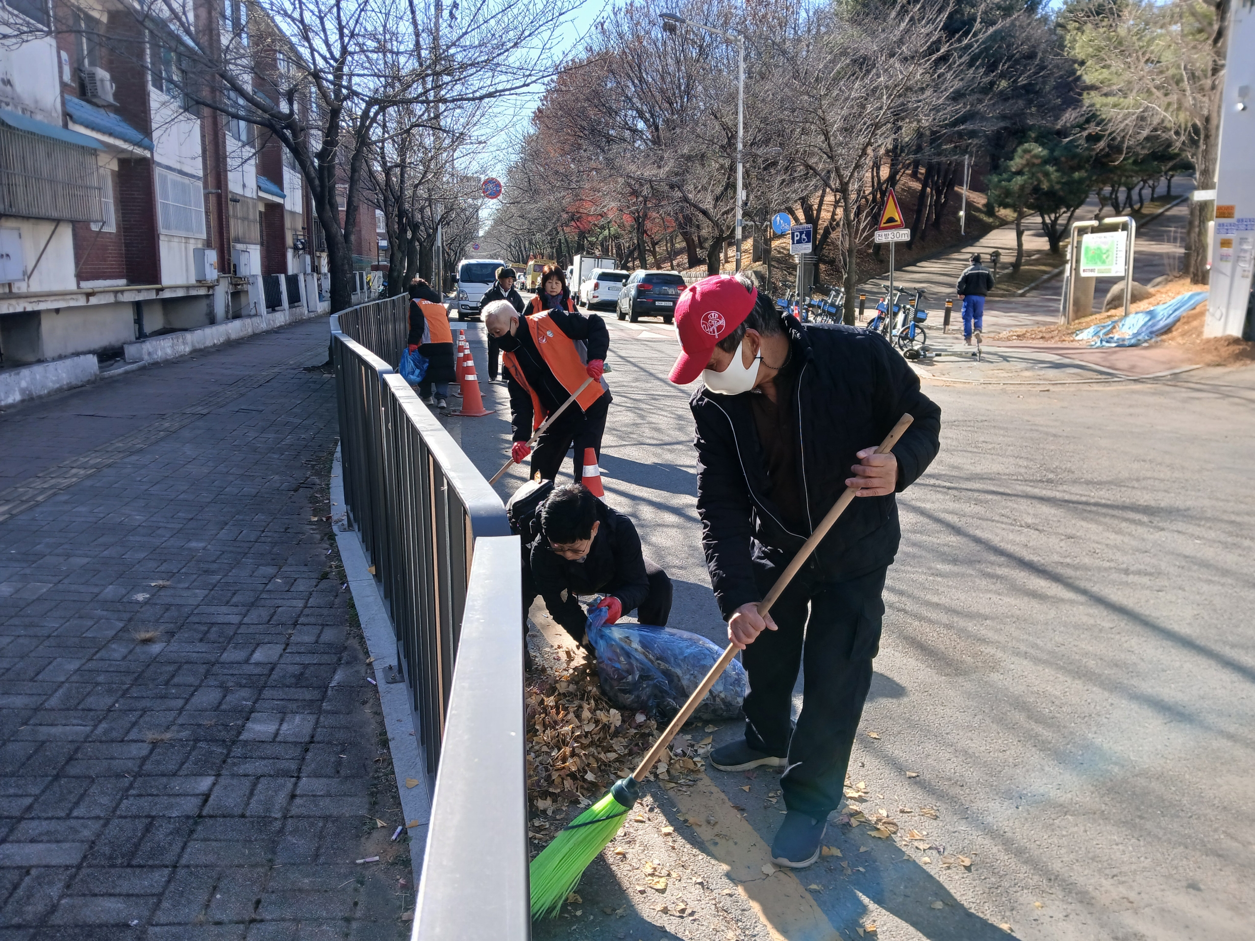 안산시 고잔동 통장협의회 ․ 자율방재단, 겨울 대비 낙엽 청소에 구슬땀