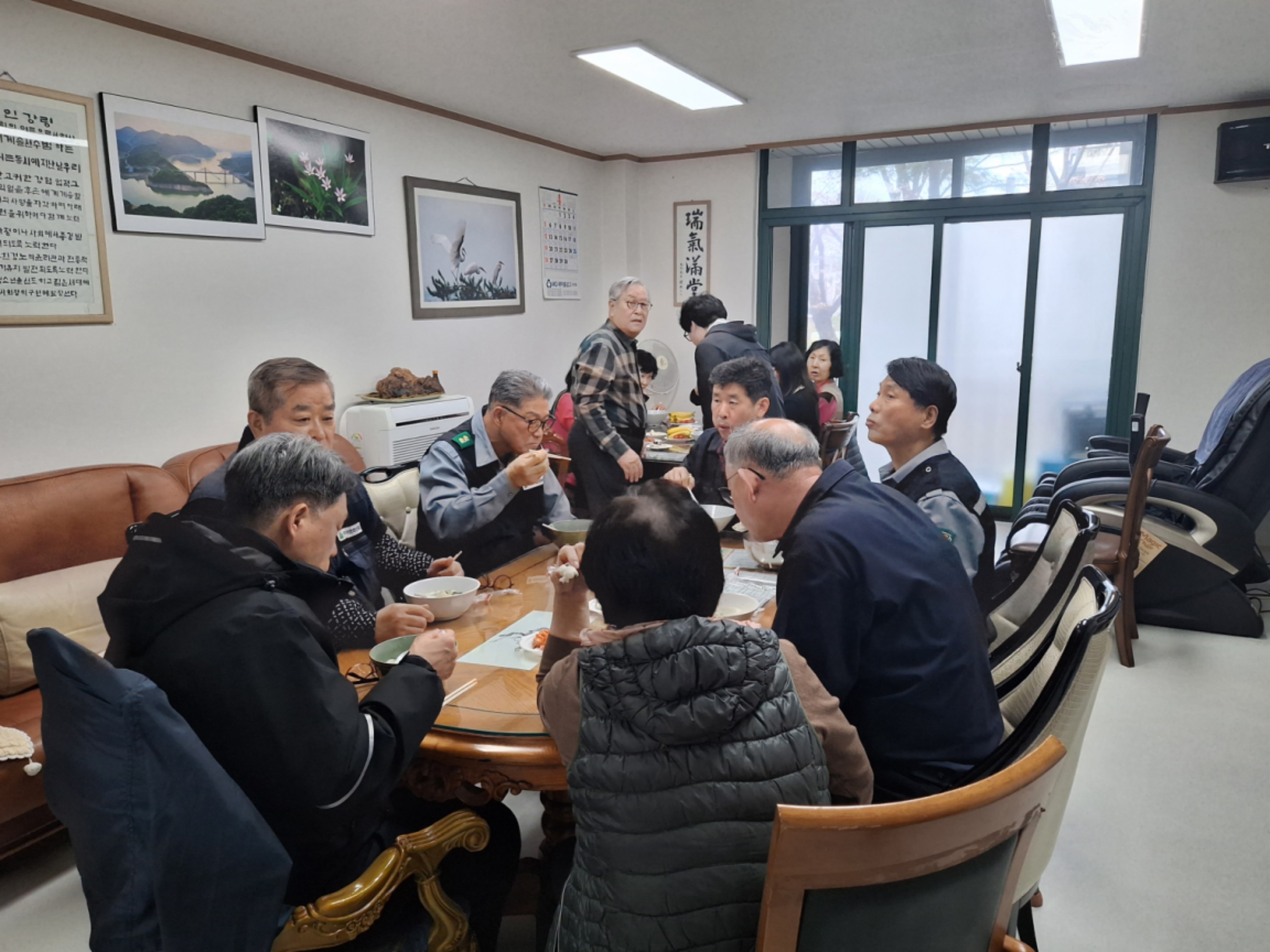 누리봄봉사단, 안산시 이동 푸르지오2차경로당 어르신에 행복 나눔 봉사