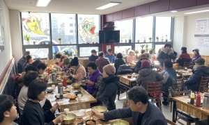 권가네 횟집, 안산시 백운동 어르신 50분께 정성 담은 식사 대접