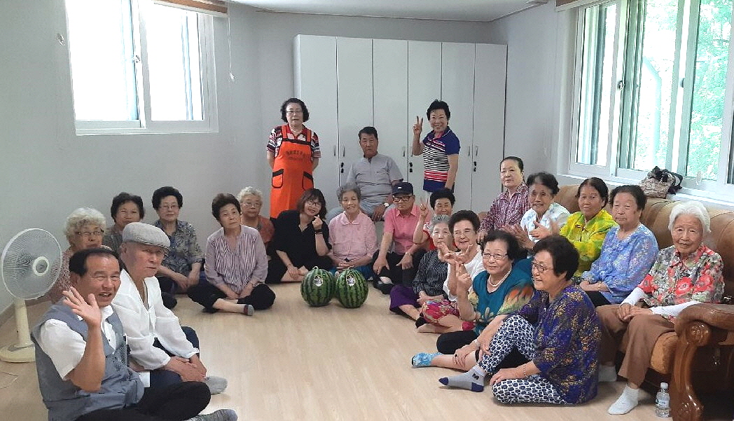 선부3동, 경로당 어르신 무더위 탈출 수박 전달